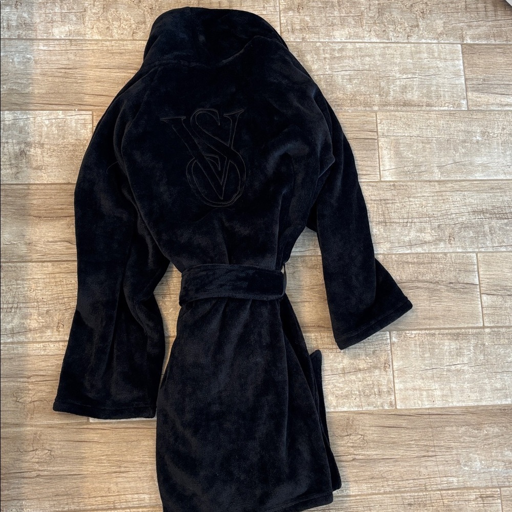 Victoria's Secret NWT Charcoal Plush Robe - Picture 5 of 5